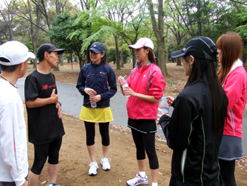 坂本からレクチャーを受けるスカイレディース。右から、辻村さん、柳野さん、白石さん、篠原さん、坂本、佐藤