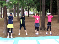 ストレッチ中。左から、篠原さん、柳野さん、辻村さん、白石さん。