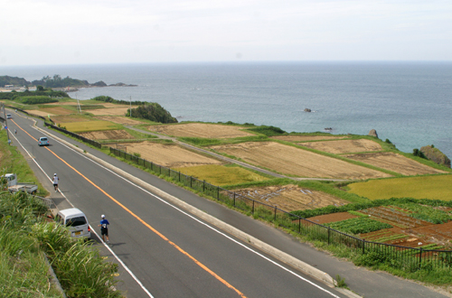 筆石（ふでし）海岸とランナー