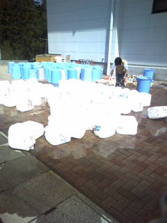 090423ポリタンク洗浄中