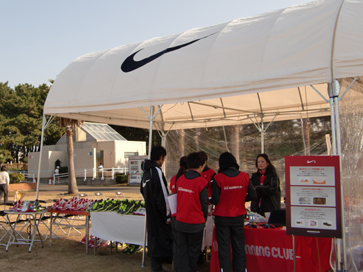 20101128ナイキブース