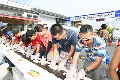 ジャンボ巻き寿司作り