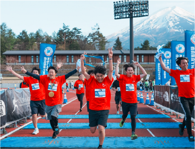 富士山を背景にゴールするランナー